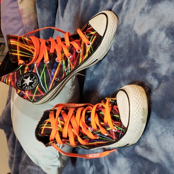 Chuck Taylor Converse - Picture 2 of 6